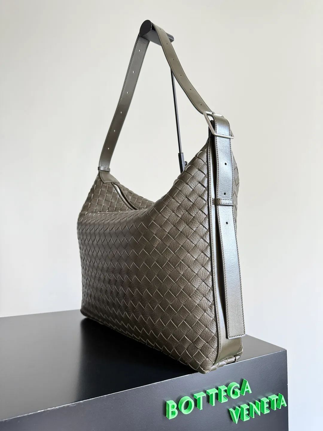 Batch 2800 BOTTEGA VENETA's new Traveler deerskin series is here! The travel season is coming soon, and I believe you must need a large-capacity and simple bag. This new Traveler is very in line with the current travel craze. The whole bag is designed with deerskin and is made of the highest quality leather. It feels tougher to the touch. The super large capacity is suitable for short trips. Traveling with friends and family does not require carrying heavy luggage. It is also very convenient for friends who often travel for work. You can carry two changes of clothes and a computer with you. It also comes with an adjustable shoulder strap to free your hands. Style number: 806974 Size: 44*33*9cm